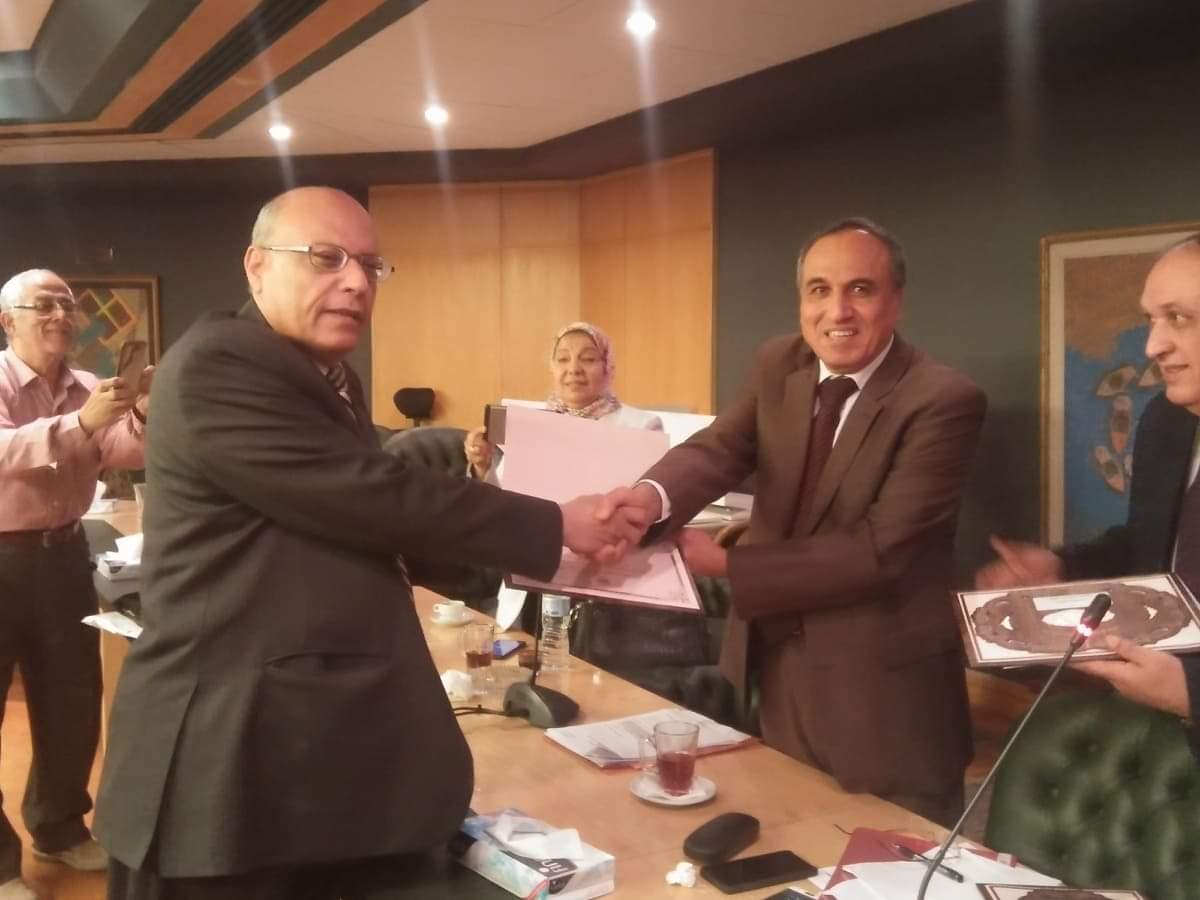 بالصور.. عبد المحسن سلامة يكرم لجنة التحكيم المشرفة على مسابقة التفوق الصحفى