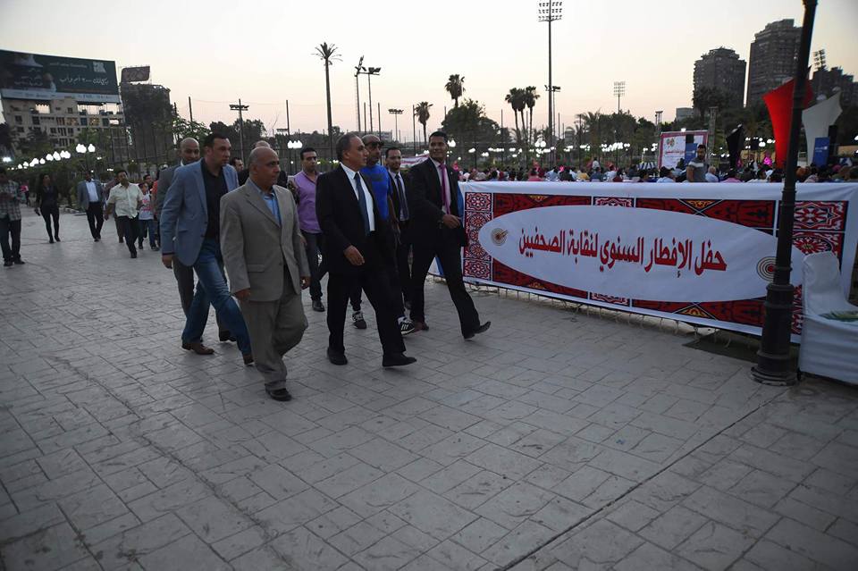 بالصور عبد المحسن سلامة: لا يوجد ما يمنع إقامة حلف اليمين خارج النقابة .. والأعضاء الجدد يؤدون القسم المهني في نادي شباب الجزيرة