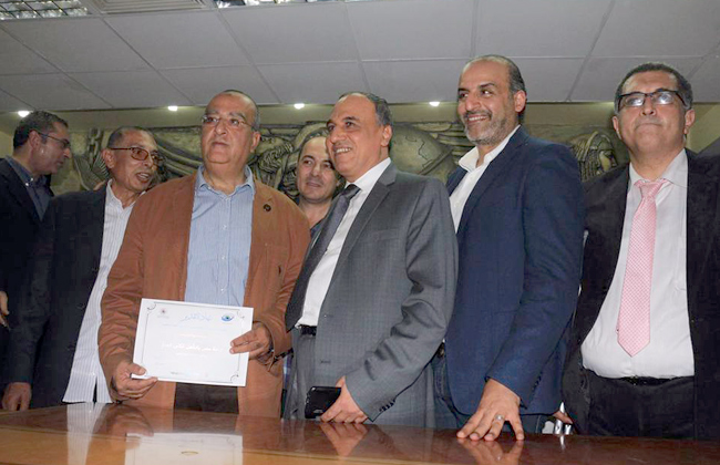 بالصور خاص:عبد المحسن سلامة يتفقد صور معرض فرحة مصر بالتأهل لكأس العالم في نقابة الصحفيين