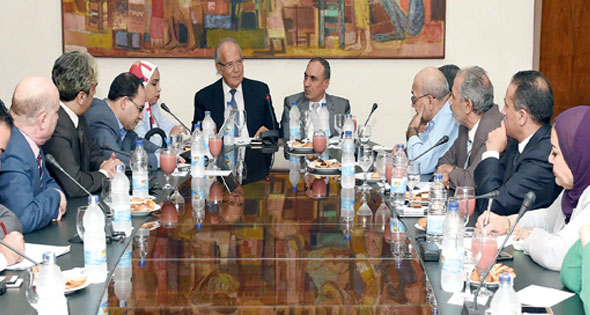 عبد المحسن سلامة يرحب بالدكتور هشام الشريف وزير التنمية المحلية فى ندوة «الأهرام» : نبنى دولة قوية تعتمد على المركزية فى الحكم ولامركزية التنمية