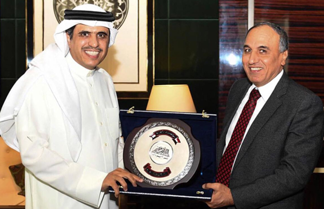 بالصور في إطار السعي الدائم إلى إيجاد موارد جديدة لمؤسسة الأهرام..  رئيس وزراء البحرين يستقبل وفد مؤسسة الأهرام برئاسة عبدالمحسن سلامة بالمنامة 