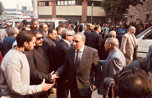 عبد المحسن سلامة يشارك في جنازة إبراهيم سعدة من أخبار اليوم