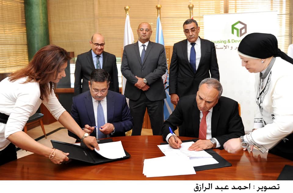 توقيع عقد لتأسيس فرع لبنك التعمير والاسكان بمؤسسة الاهرام