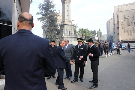 بالصور عبد المحسن سلامة بتلقى العزاء من قيادات وضباط الشرطة 
