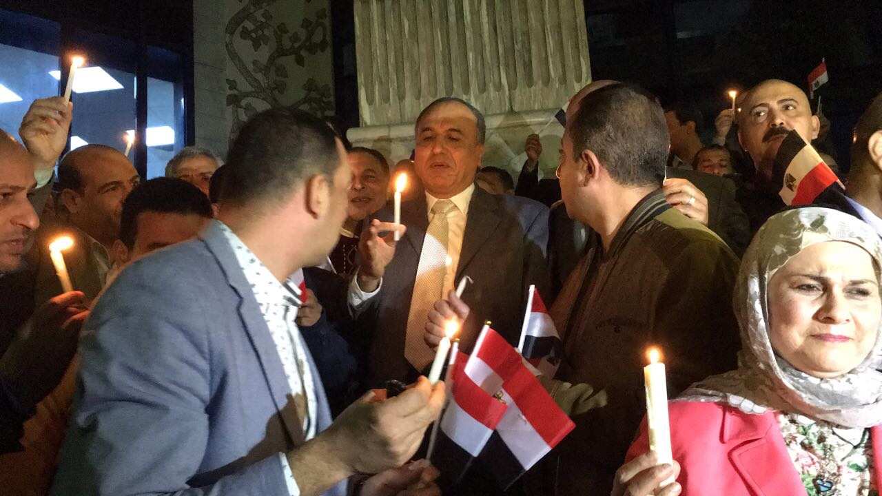 بالصور عبد المحسن سلامة في وقفة بالشموع بنقابة الصحفيين:  كارثة مسجد الروضة الأبشع إنسانيا في تاريخ مصر